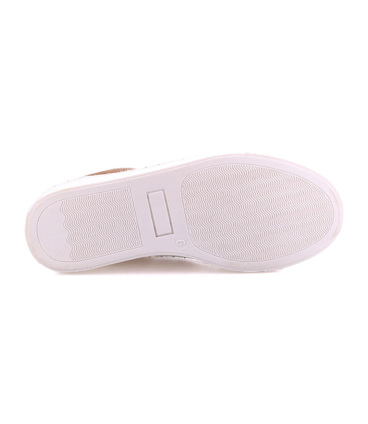 
                  
                    The image shows the white rubber sole of the Roan Void shoe, featuring a circular pattern, a rectangular groove in the center, and a stylish jute-wrapped edge.
                  
                